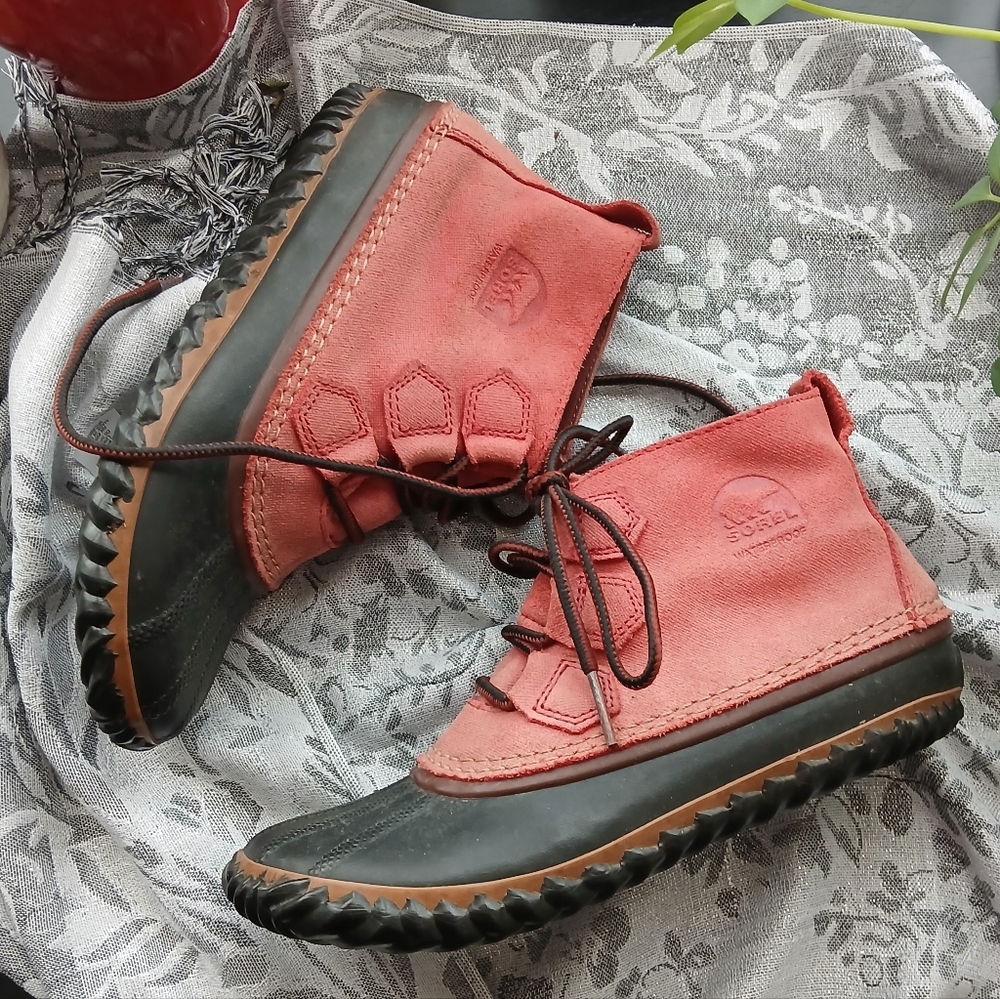 Sorel Women's Size 7.5 brown and Black Rain Winter Boots